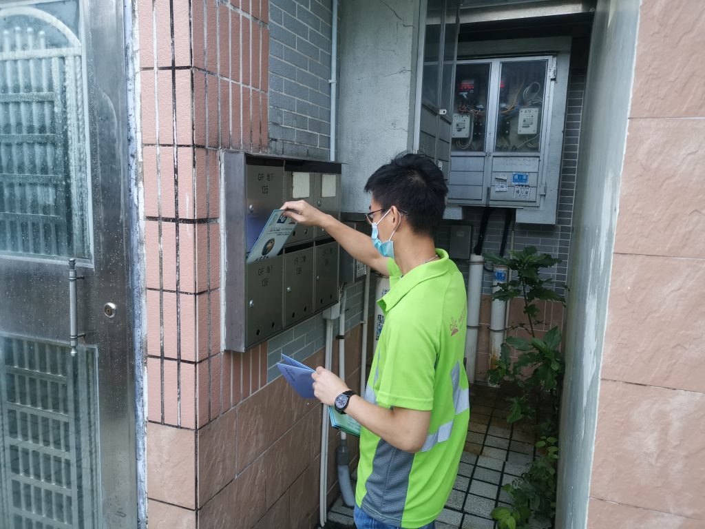 工程人員穿著制服派發有關通訊資料Uniformed Staff Distributing the Newsletter